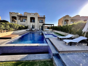 Luxurious Villa with Infinity Private Pool & Jacuzzi over Sabina Island's Lagoon